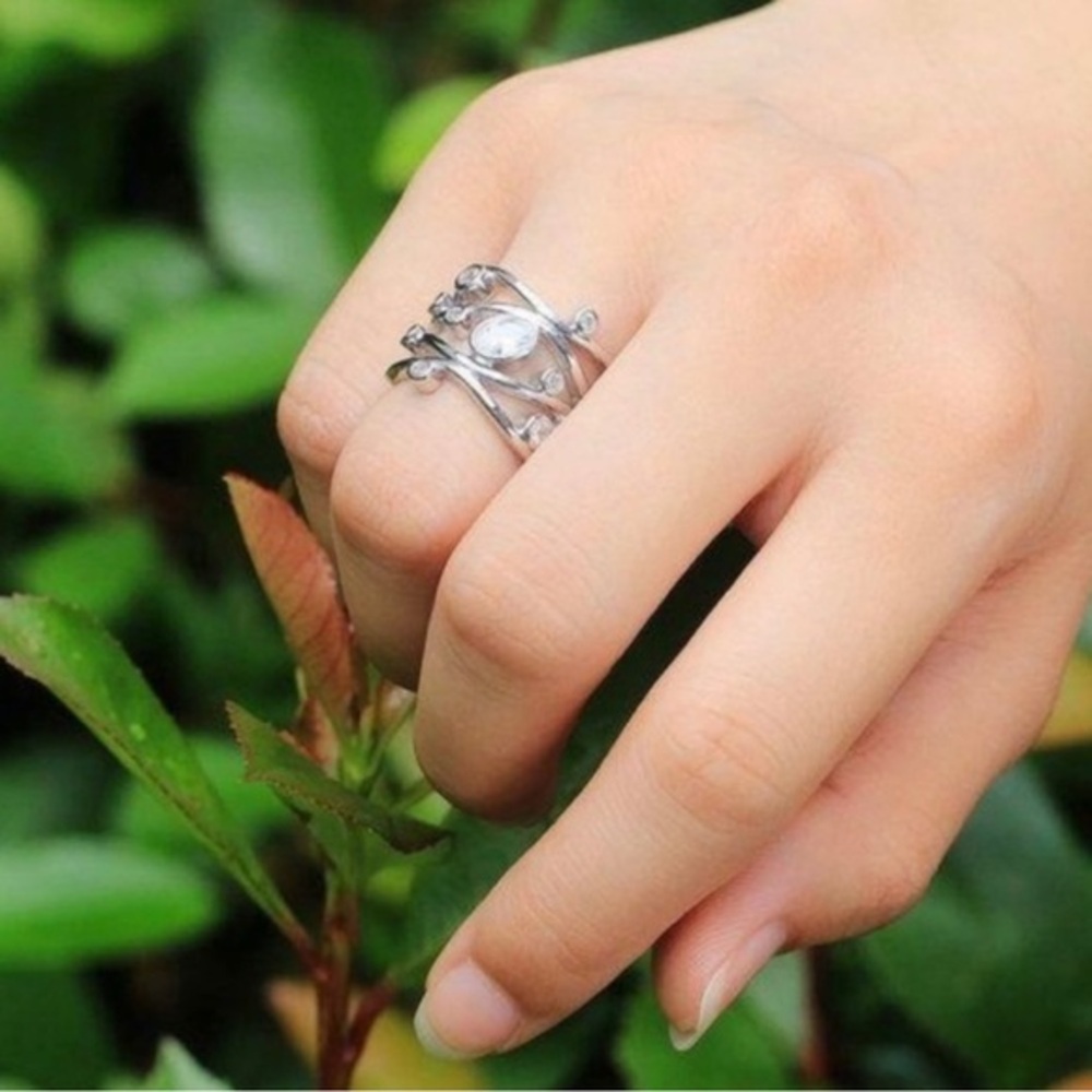 *NEW*Gorgeous 18K Gold Twisted Diamond Ring